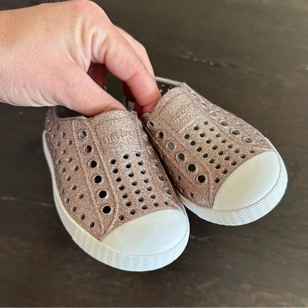 Native Shoes Kids Glitter Slip-On - Rose Gold